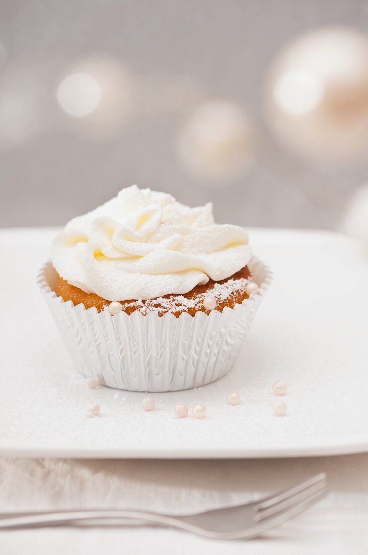 A wintry cupcake with white frosting