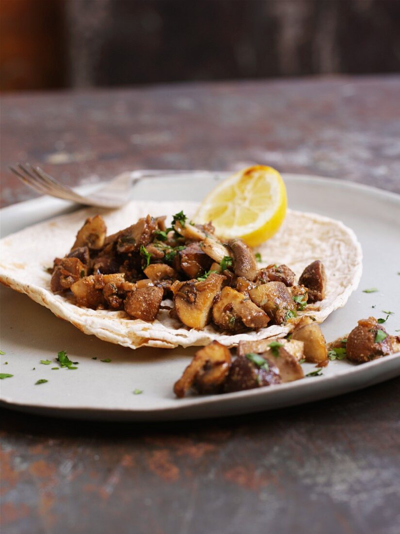 Pilze mit Masala auf Fladenbrot (Indien)