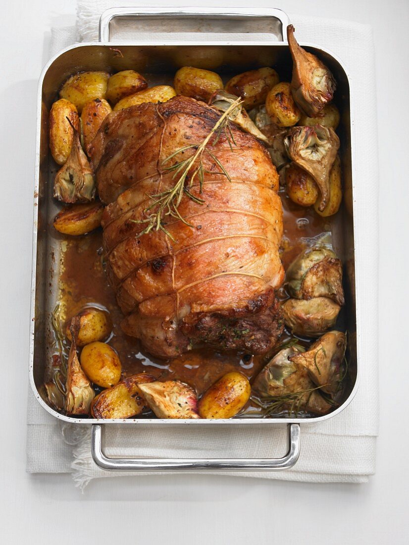 Leg of lamb with artichokes and potatoes