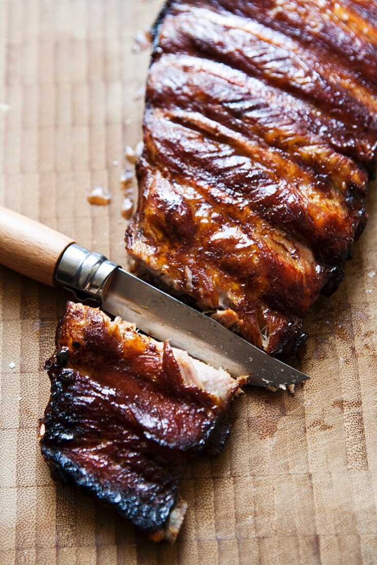 Spareribs auf Holzuntergrund, angeschnitten