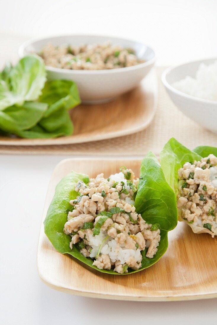 Asiatischer Hähnchensalat mit Reis auf Salatblätter