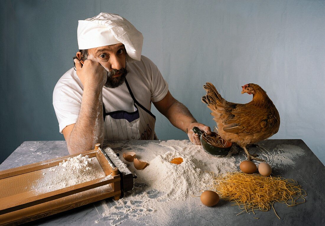 Wartender Koch mit Huhn