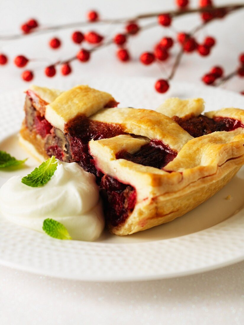 Ein Stück Cranberry-Pecan-Pie