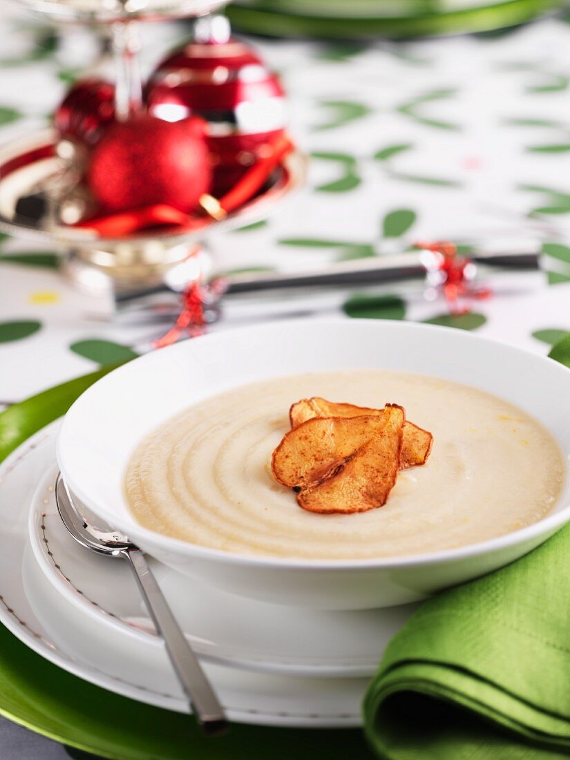 Blumenkohlsuppe mit Birnenchips zu Weihnachten