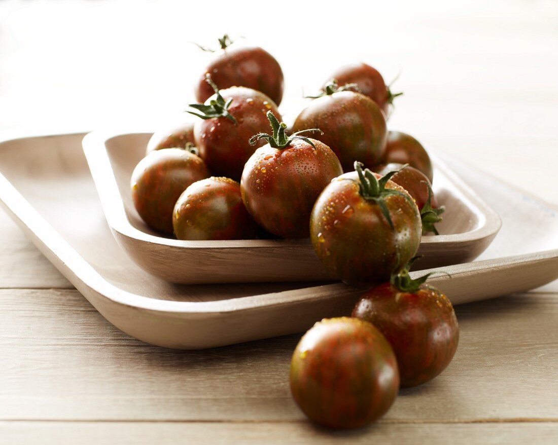 Tomaten der Sorte Black Zebra in Holzschale