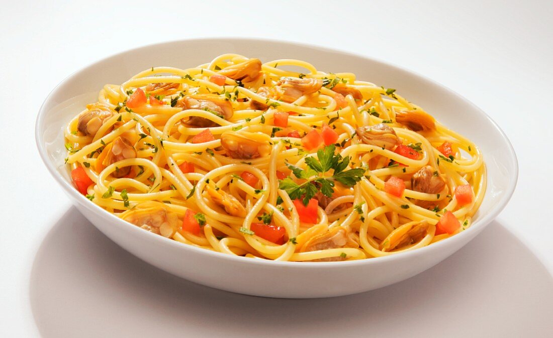 Spaghetti vongole e pomodorini (pasta with Venus clams)