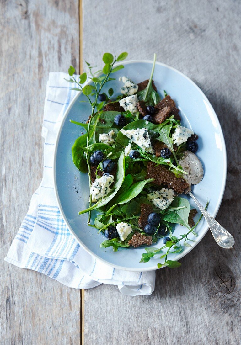 Blueberry salad with bread and gorgonzola