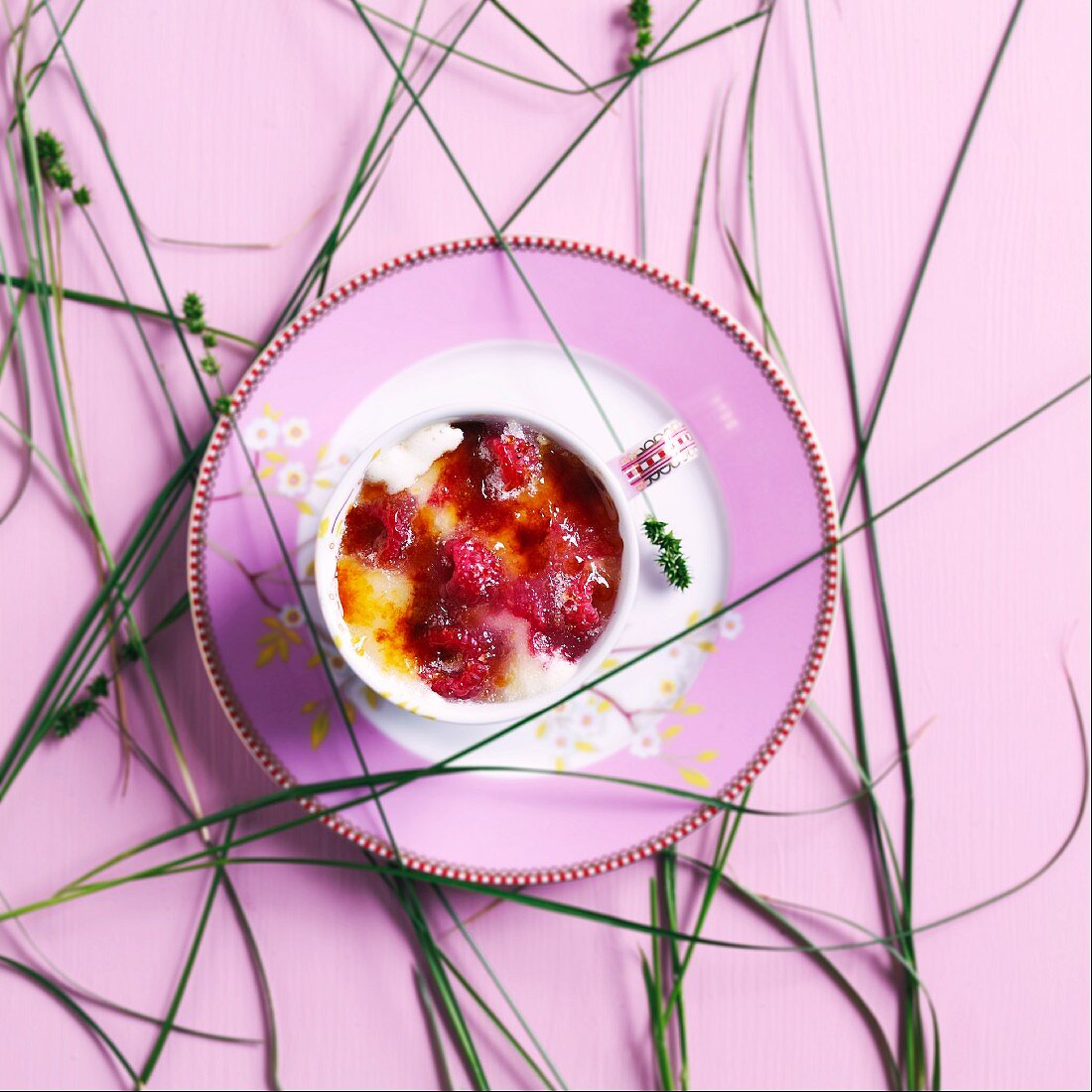 Crème brûlée mit Himbeeren