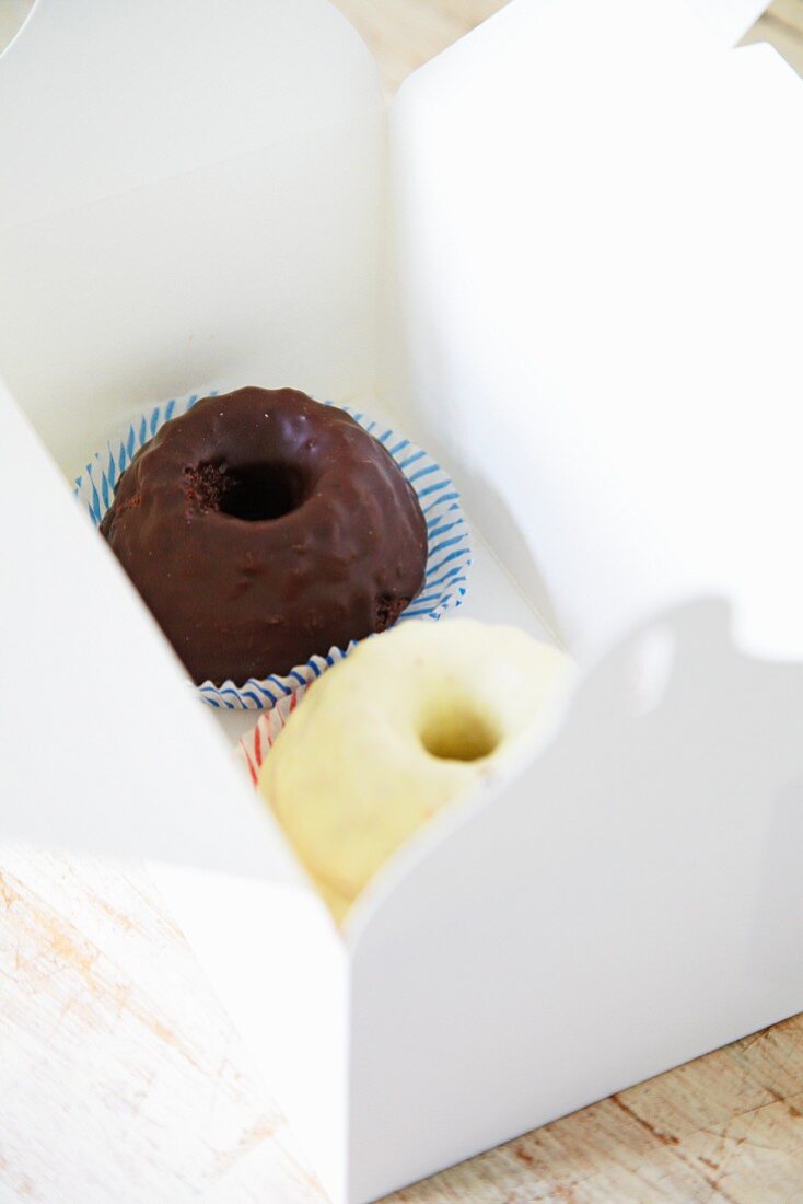 Mini-Napfkuchen mit dunkler und weisser Schokoladenglasur