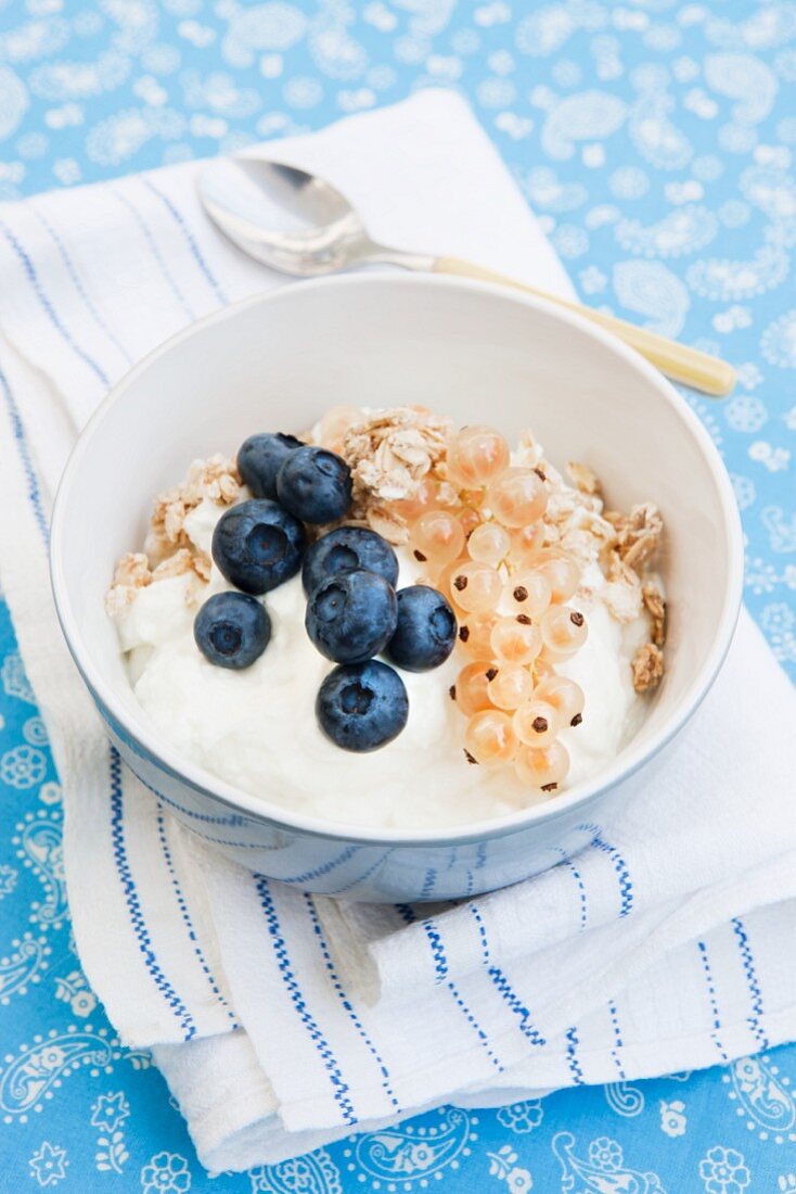 Muesli with quark, blueberries and white currants