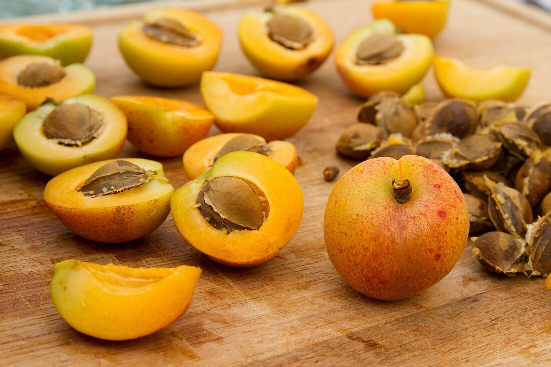 Apricots, whole and halved, pitted and unpitted