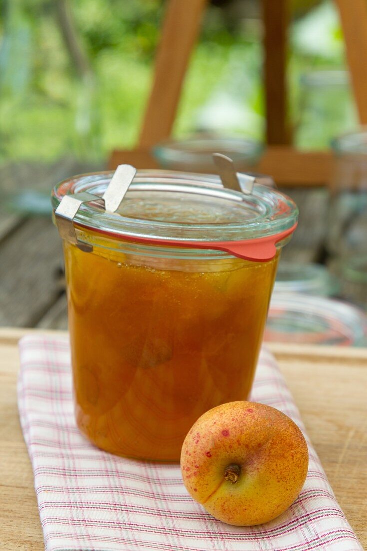Aprikosenmarmelade in Einmachglas