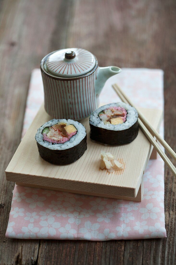 Maki Sushi mit Thunfisch, Ei, Gurke und Krebsfleisch
