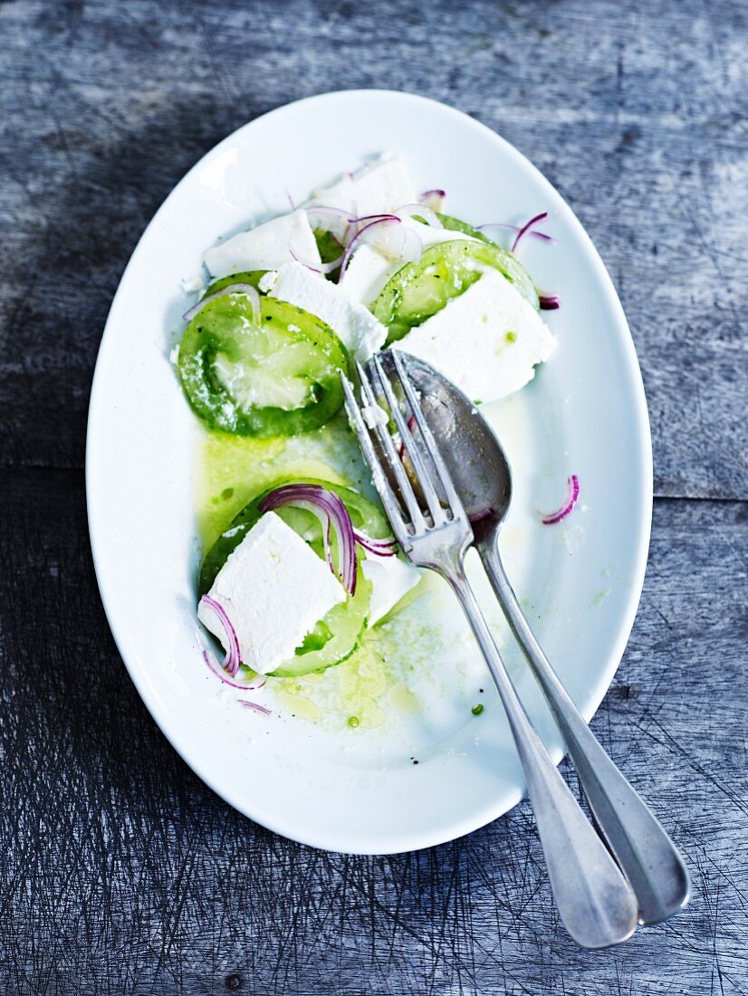 Green tomato salad with goat's cheese