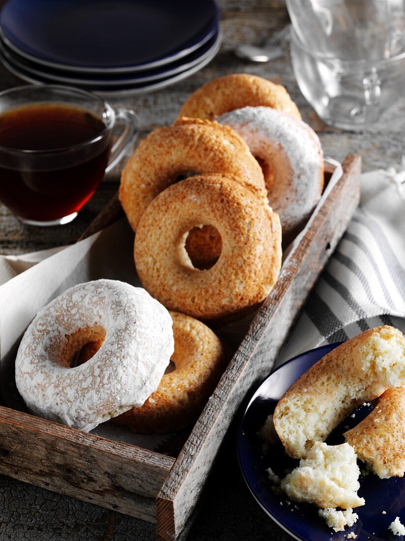 Gebackene Doughnuts in einer kleinen Holzkiste