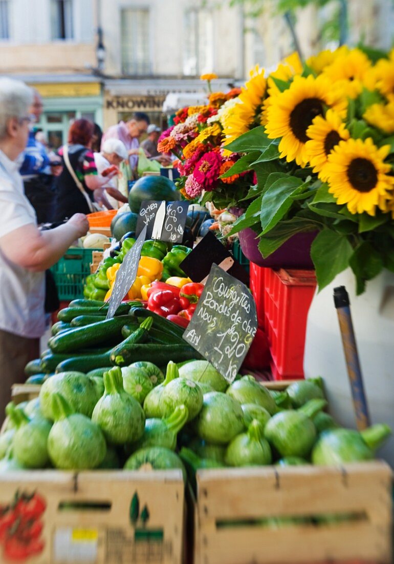 Marktstand mit Gemüse, Obst & Blumen