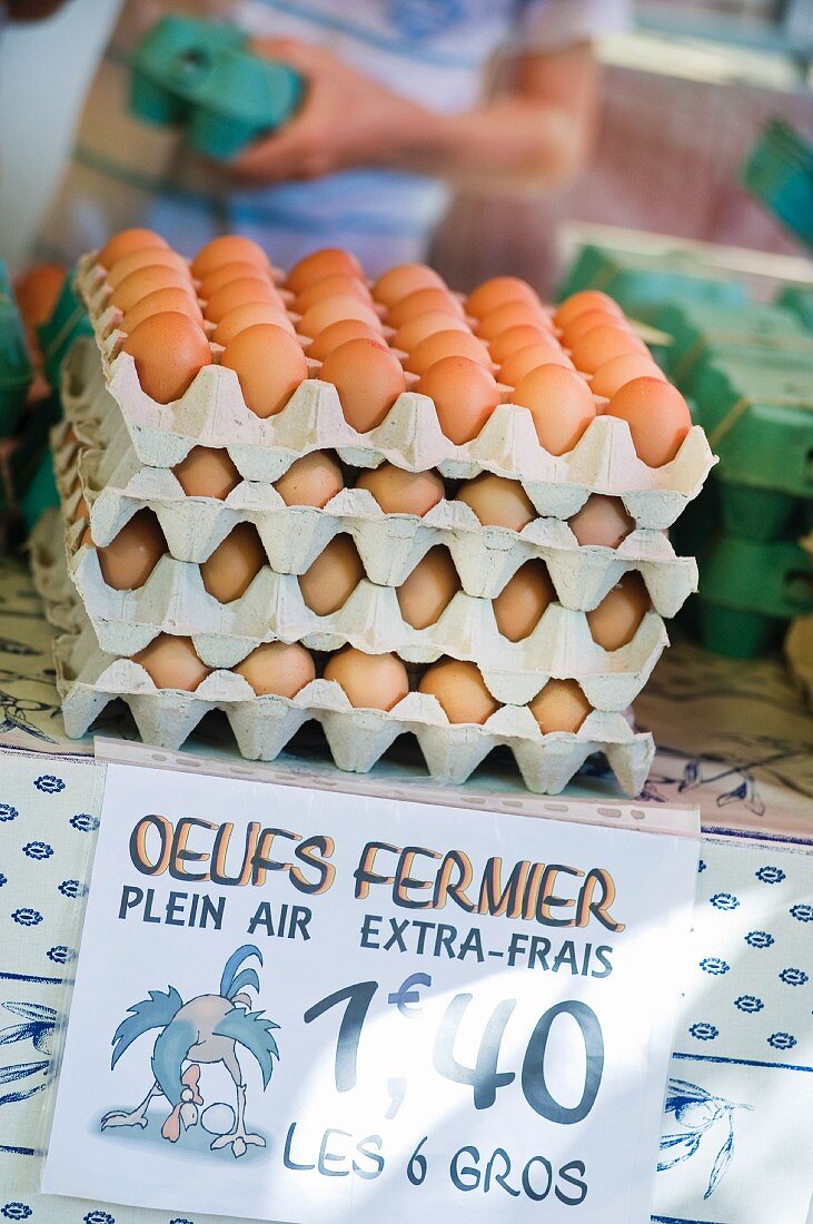Braune Eier auf Eierpaletten an Markstand in Frankreich