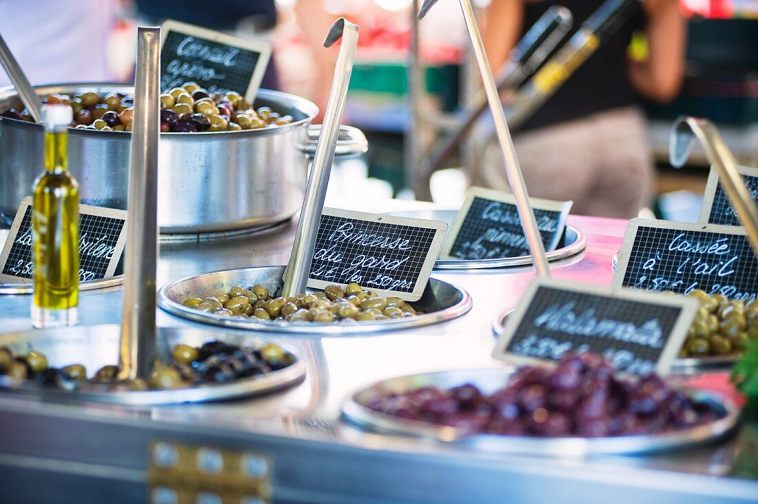 Verschiedene Sorten eingelegte Oliven auf Markt