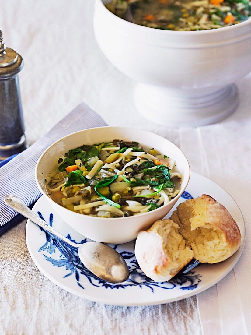 Gemüsesuppe mit Nudeln