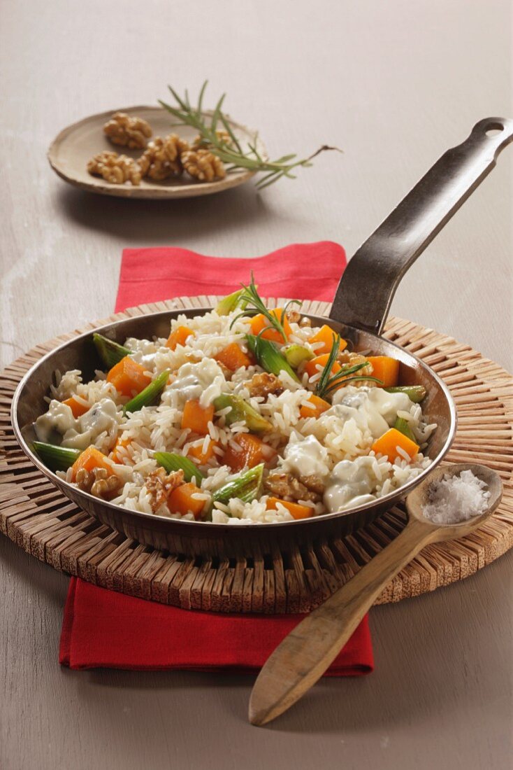 Reispfanne mit Gemüse und Nüssen