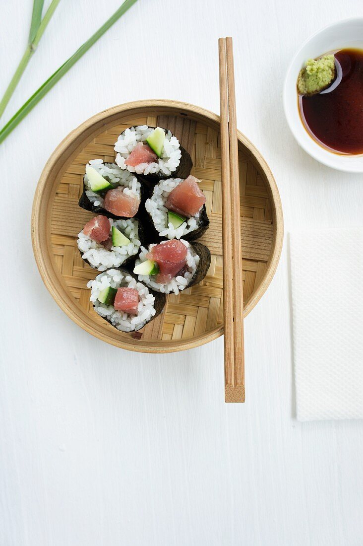 Dampfkörbchen gefüllt mit Thunfisch-Gurken Sushi, dazu Sojasauce und Wasabipaste