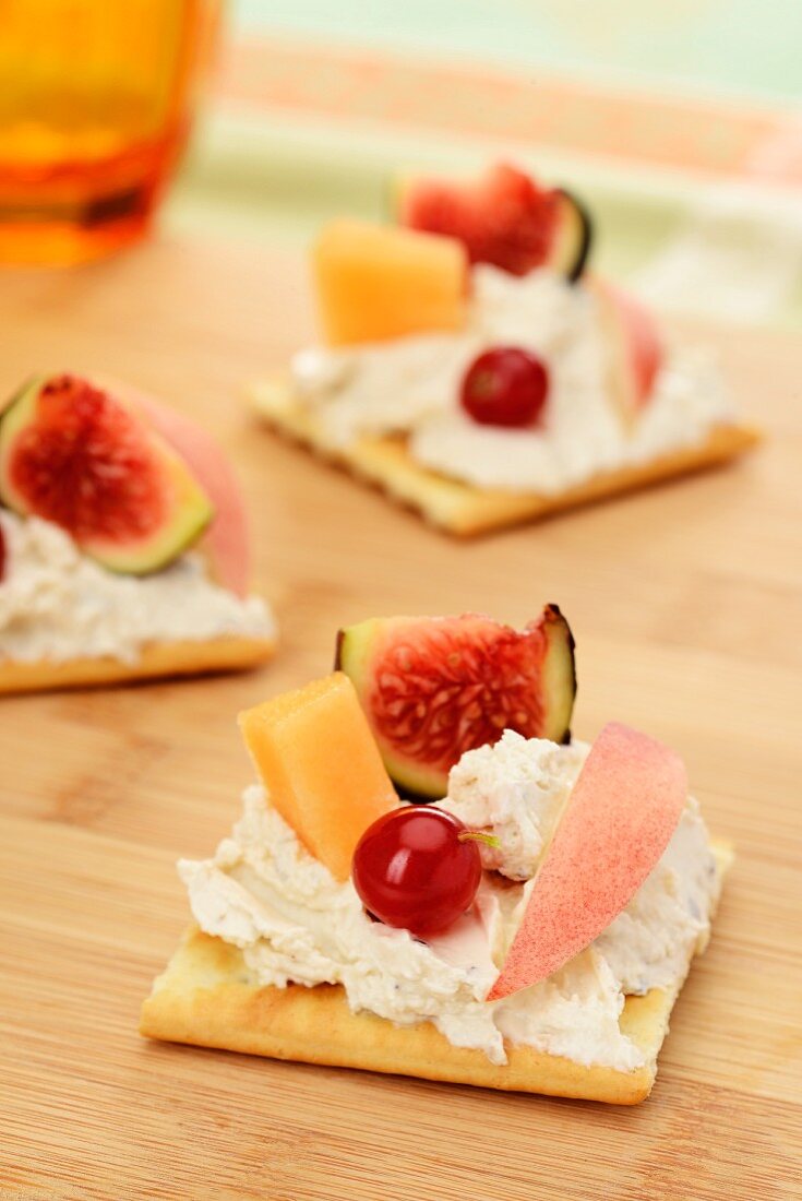 Canapes with cheese cream and fruit