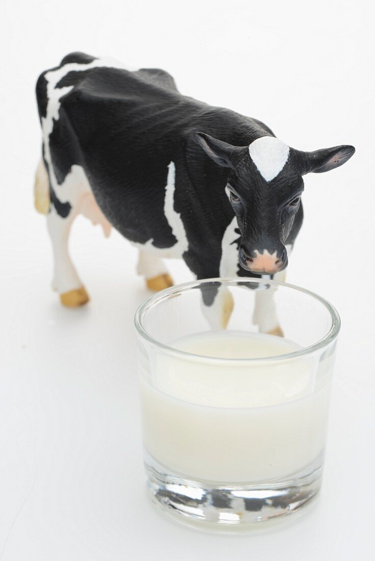 Ein Glas Milch und Kuhfigur