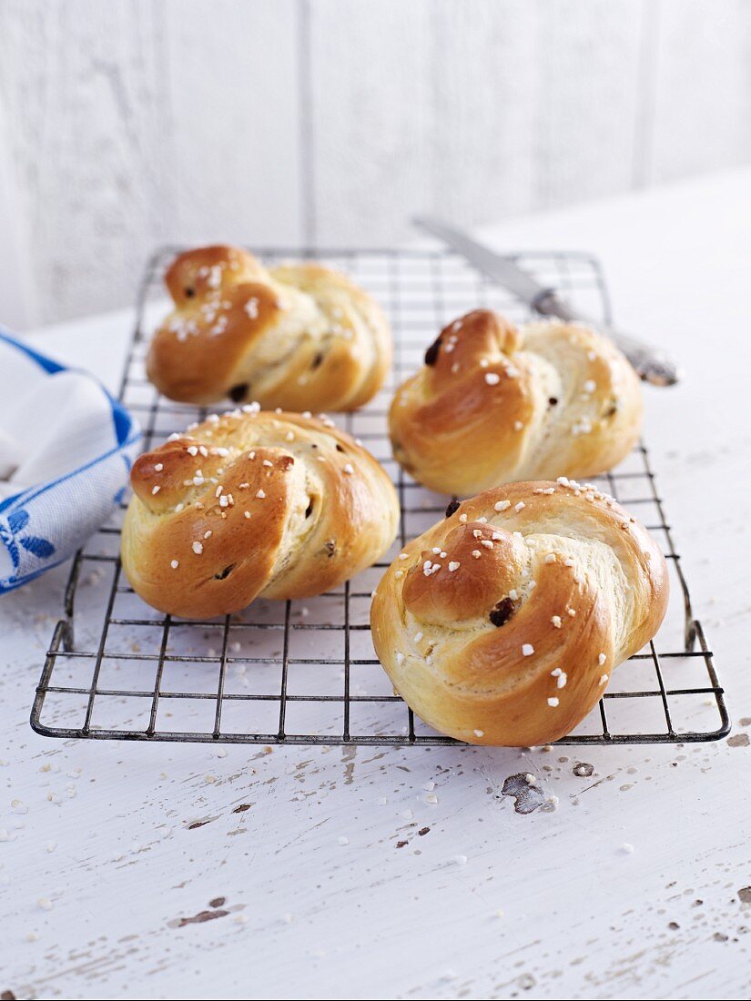 Knotted bread rolls on a wire rack
