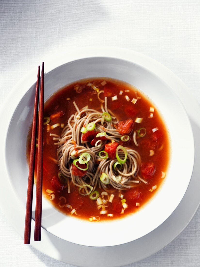 Tomato soup with soba noodles and spring onions (Asia)