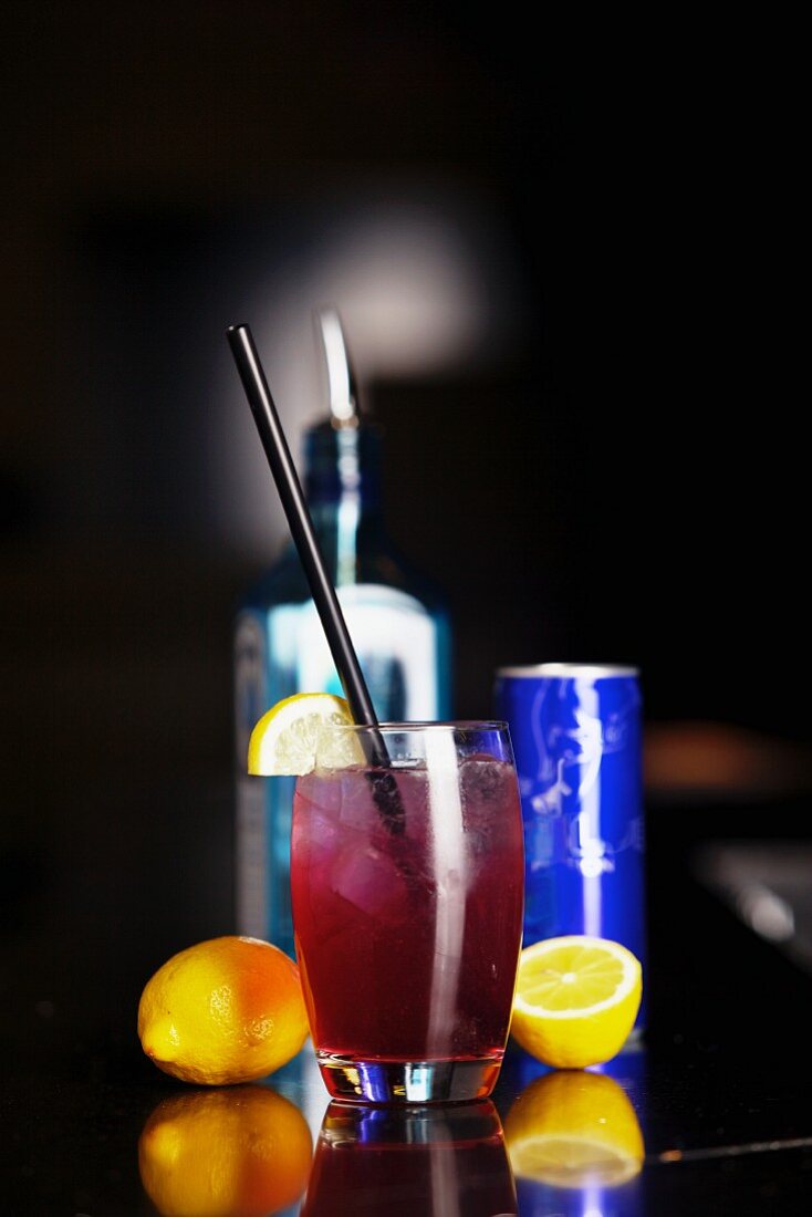 Blue Fizz (Cocktail mit Gin, Curacao & Zitronensaft)