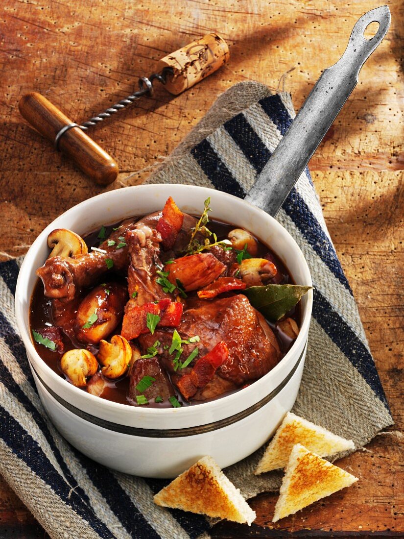 Coq au Vin (Huhn in Rotwein, Frankreich)