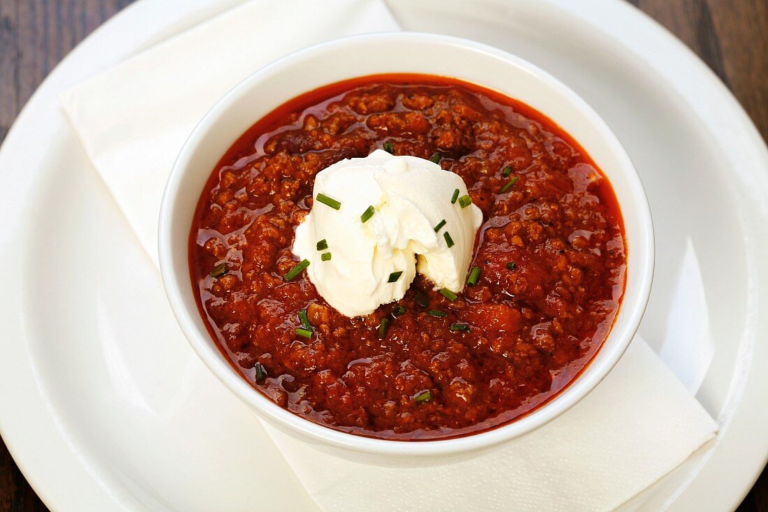 Chilli soup with sour cream