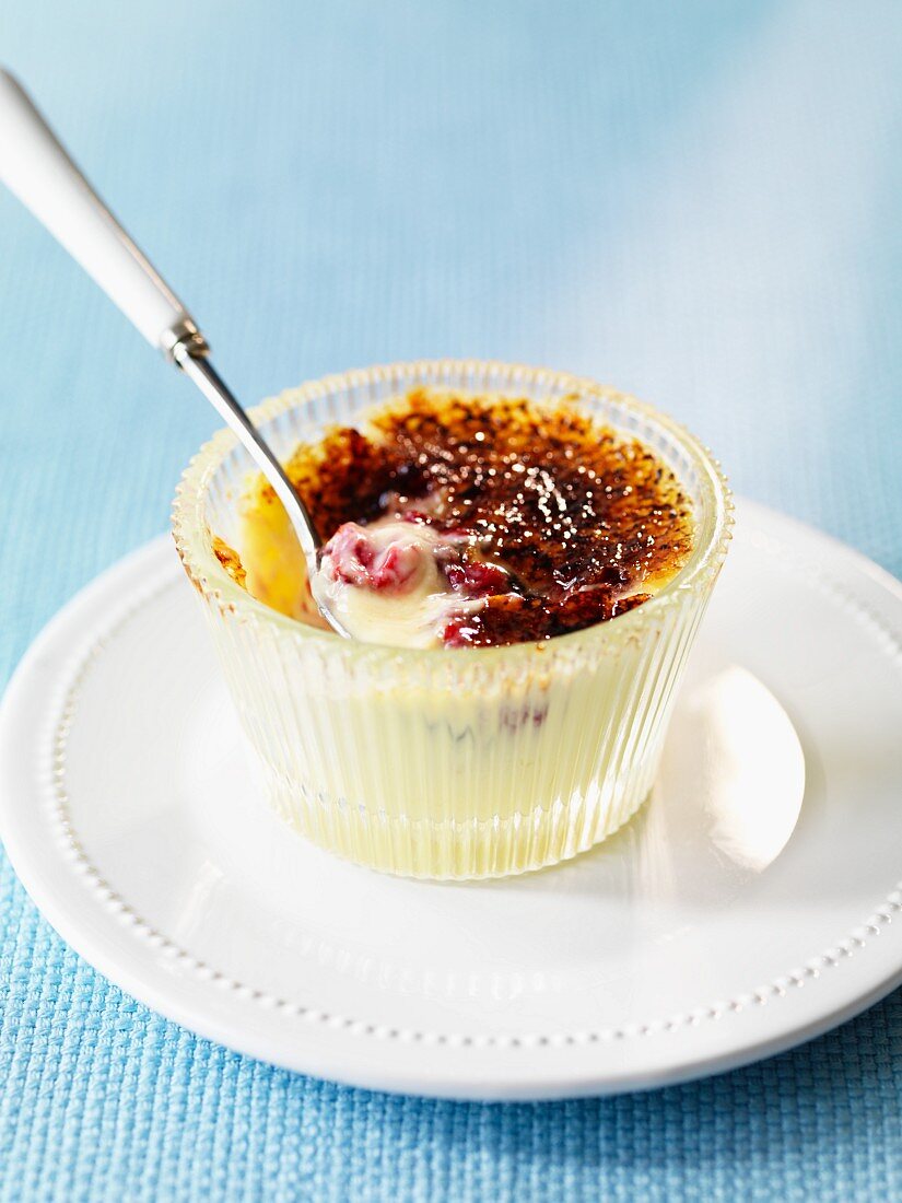 Karamellisierte weiße Schokocreme mit Himbeeren