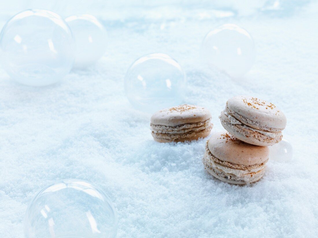 Drei Lebkuchenmacarons (weihnachtlich)