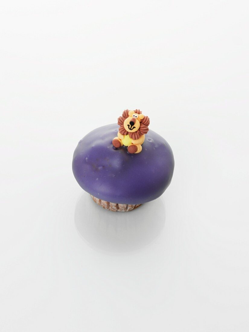A cupcake decorated with a lion