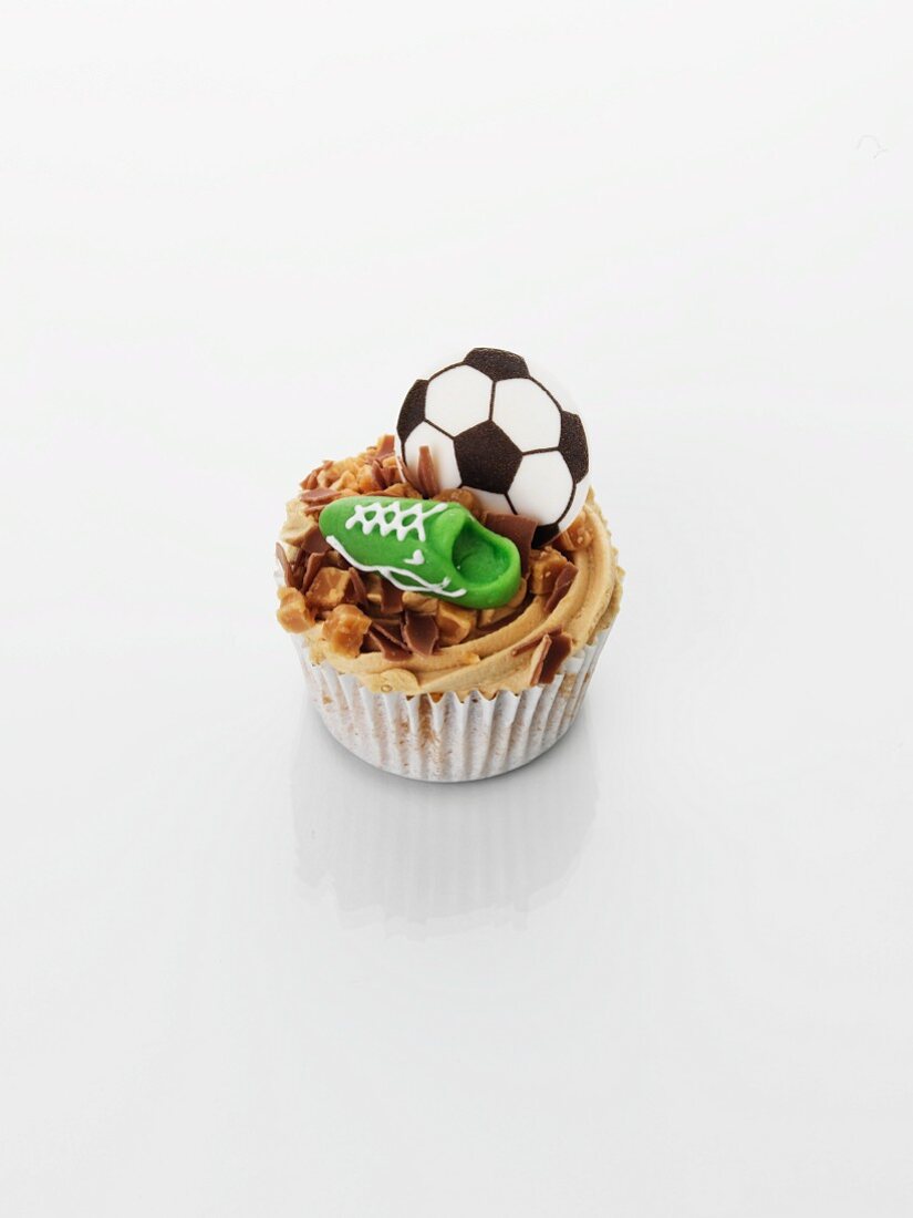 Cupcake mit Karamell und Fussballdeko