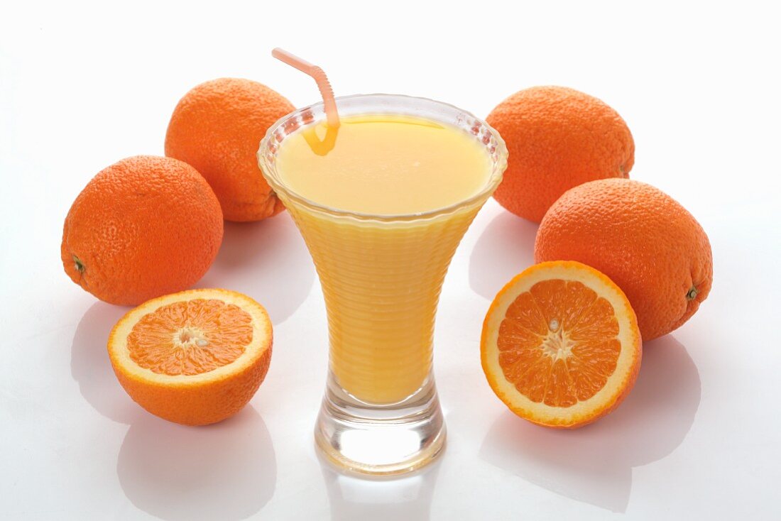 Orangensmoothie und frische Orangen