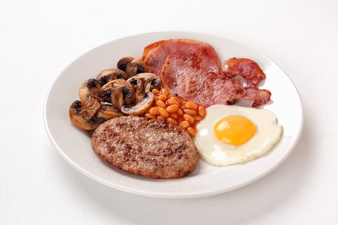Englisches Frühstück mit Baked Beans, Bacon und Spiegelei