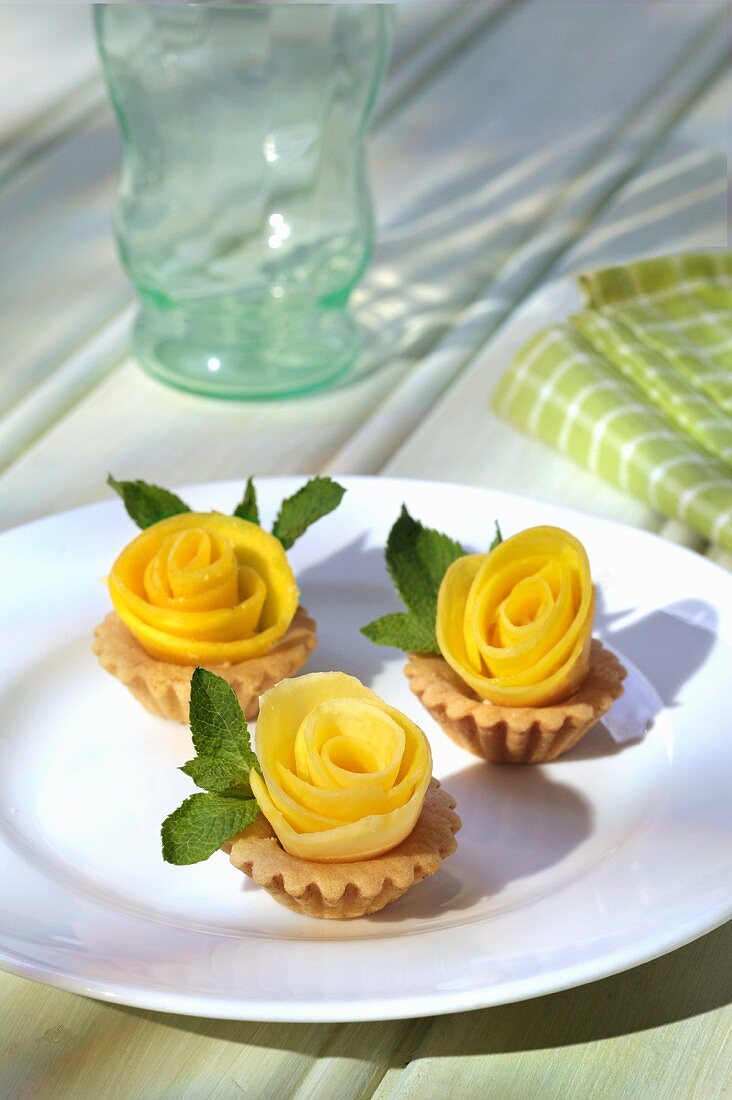 Tartlets with mango roses