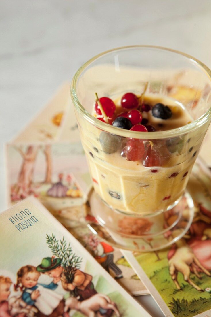 Zabaione mit Johannisbeeren