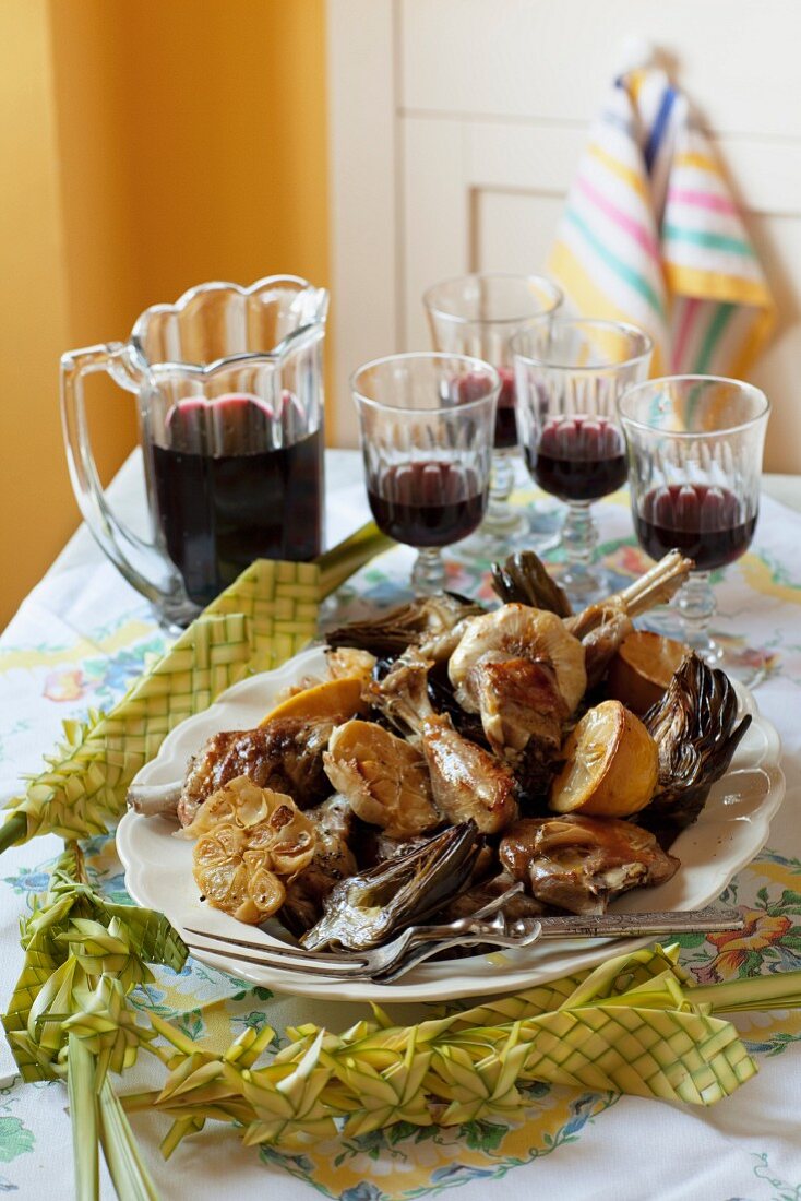 Lammbraten mit Artischocke, Zitrone und Knoblauch auf einer Servierplatte