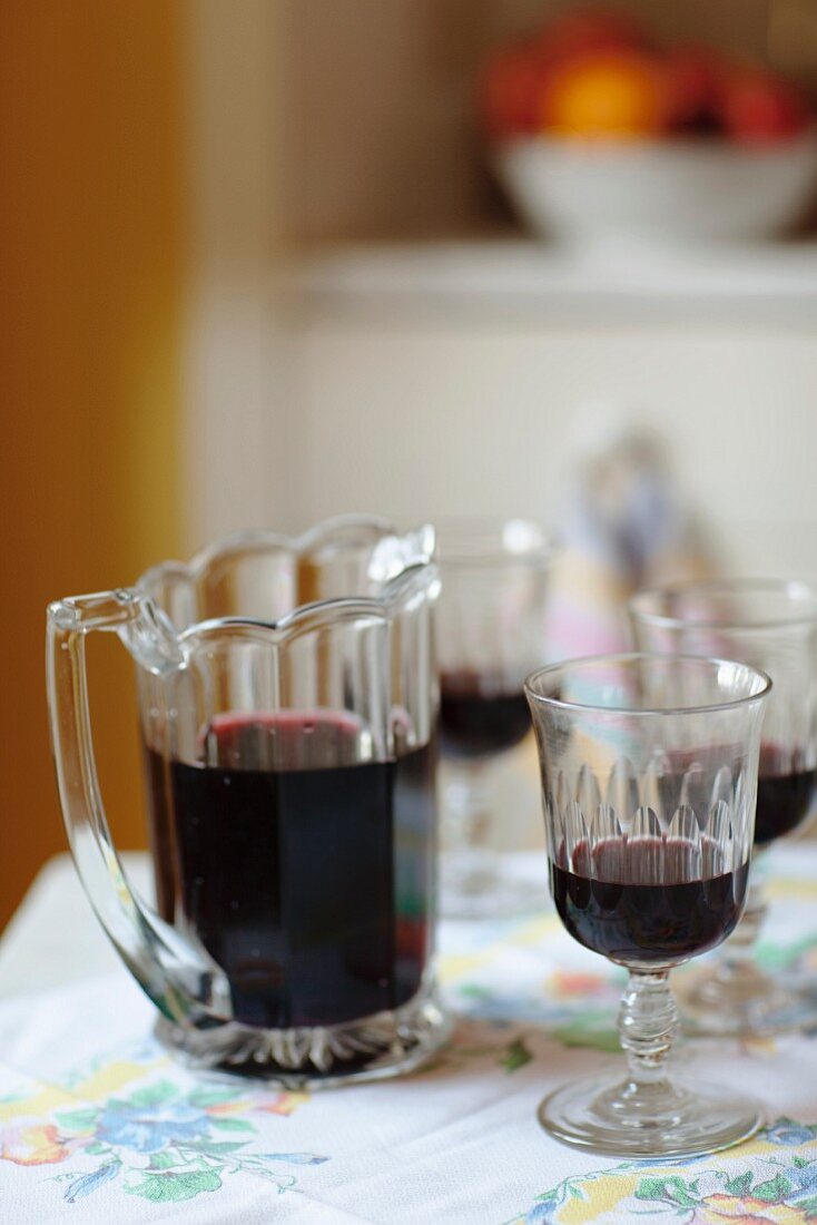 Karaffe und Glas mit Rotwein