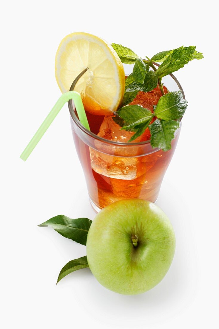 Iced tea with apples, lemon and mit