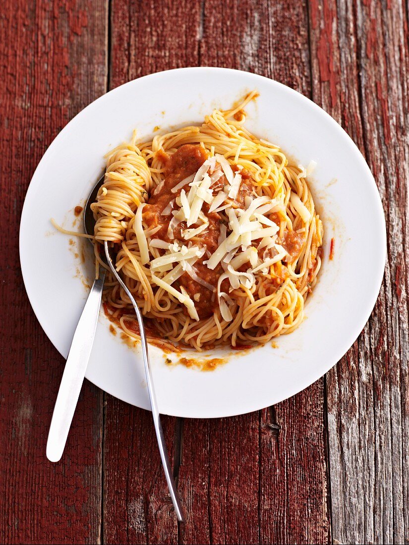 Spaghetti mit Tomatensauce und Käse