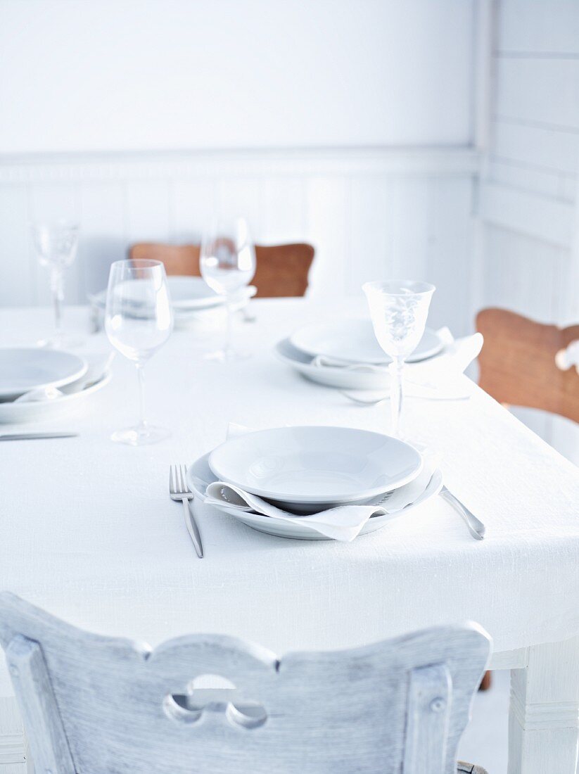 Gedeckter Tisch in Weiß