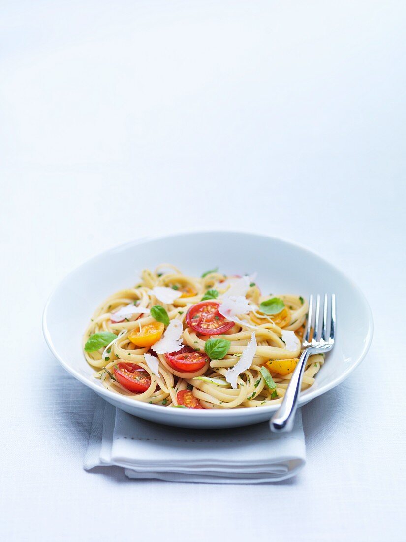 Linguine mit Tomaten, Basilikum und Parmesan