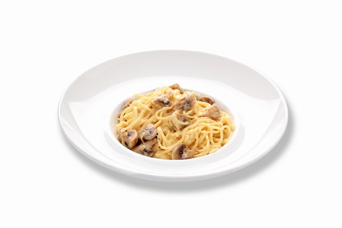 Spaghetti with mushrooms and a creamy sauce