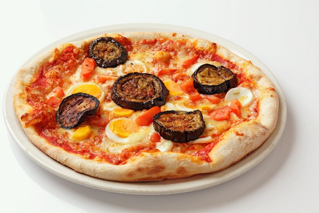 A grilled aubergine and egg pizza