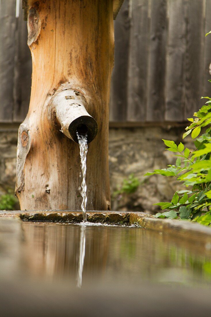 Rustikaler Brunnen aus Schwemmholz