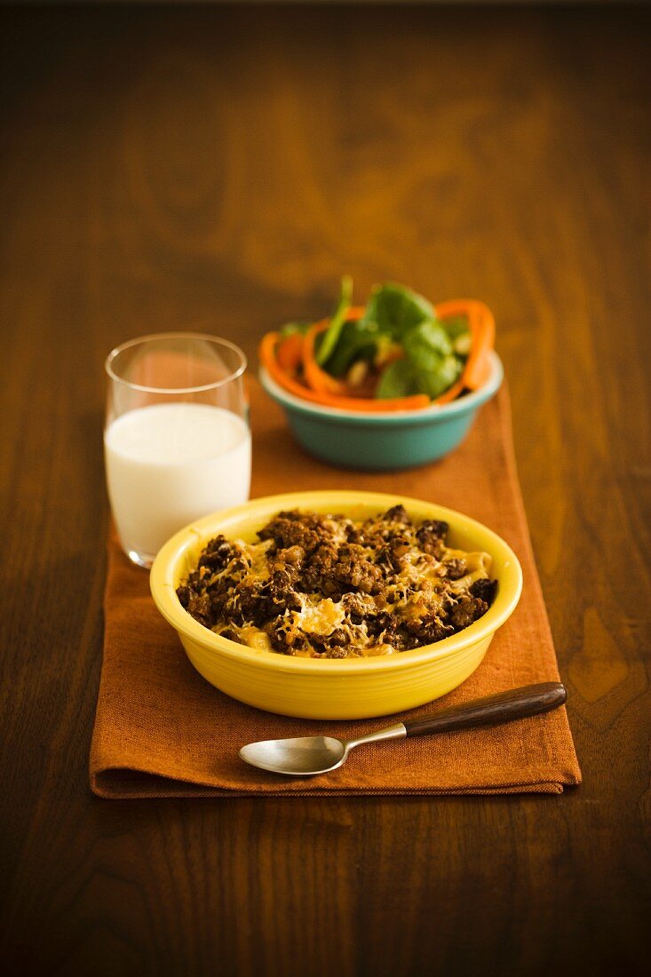 Hackfleisch mit Käse überbacken, ein Glas Milch und Salat